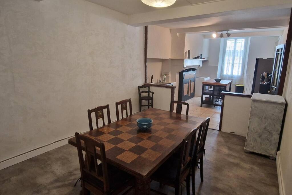 Chambre Dans Maison De Ville - 2 Personnes Олорон-Сен-Мари Екстериор снимка